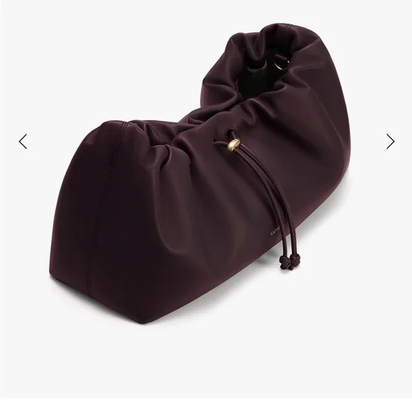 Cuyana Dia drawstring shoulder bag in smooth lambskin leather- Plum - Picture 3 of 10